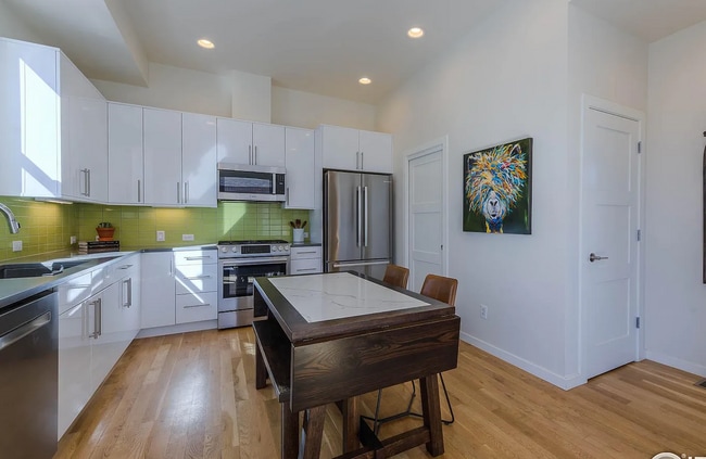 Building Photo - Modern Townhouse in Can't Beat Location - Available 8/1