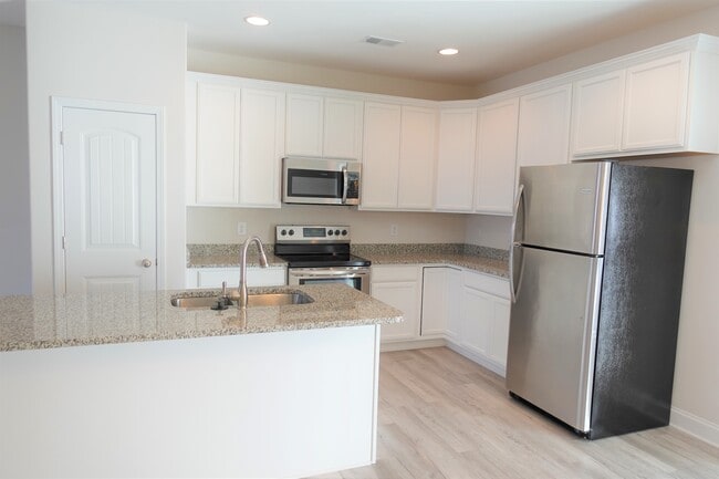 Building Photo - 128 Creekland Wy
