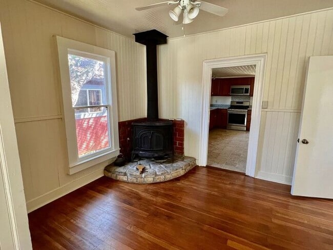 Building Photo - 5th Street Charm! Apply NOW!