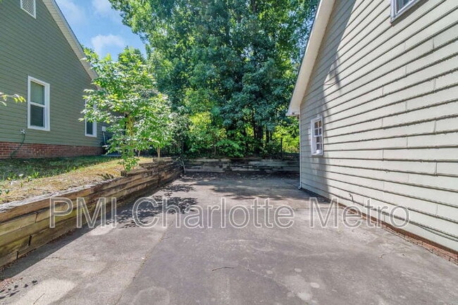 Building Photo - 10800 Whittersham Dr