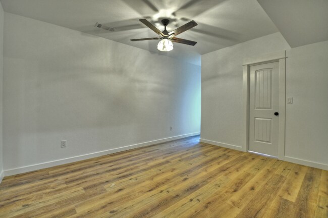 Building Photo - 64 Walnut Dr