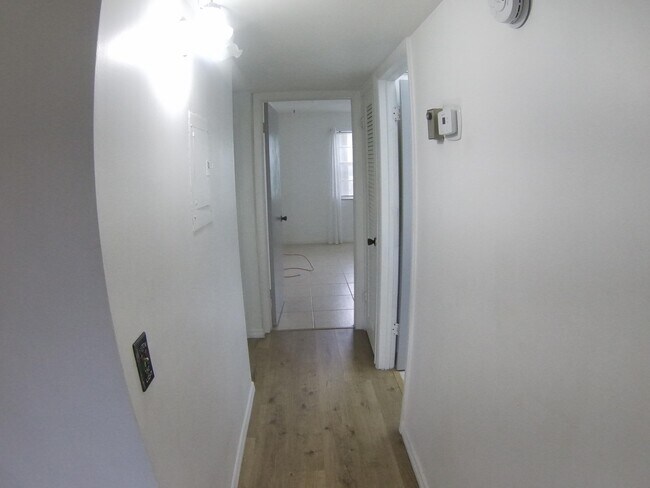 Building Photo - 556 Capri L