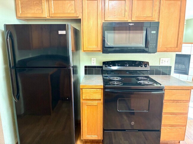 Building Photo - Beautiful 3 bedroom, 2 and 2-1/2 bath Townhome with 2 car attached garage and Finished Basement w...