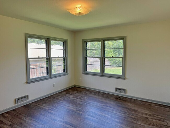 Building Photo - Charming 4 Bed 2 Bath Home in Morningside!