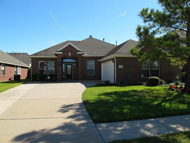 Primary Photo - 2614 W Lake Dr