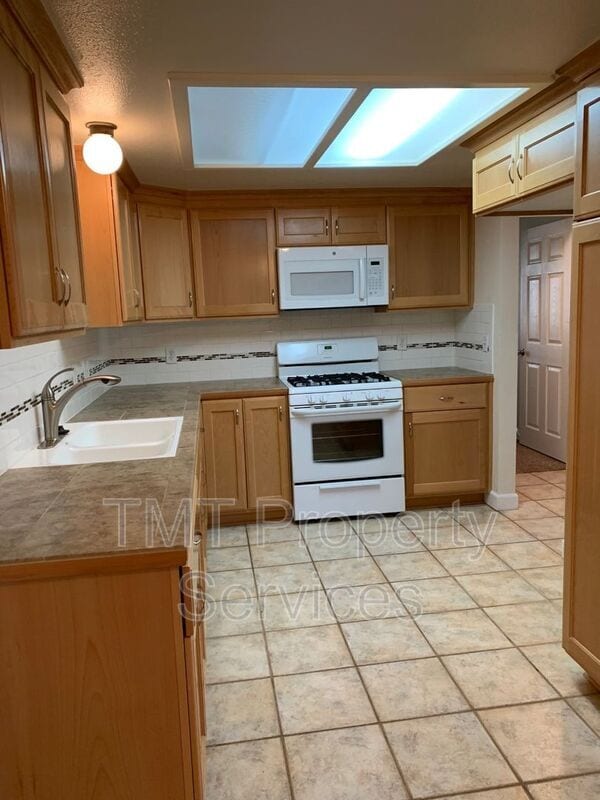 Building Photo - 7464 Santa Ysabel Ave