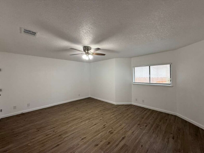 Building Photo - 5747 Hawaiian Sun Dr