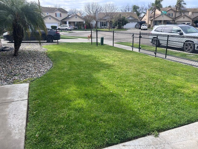 Building Photo - 3 bed 2 bath - South Visalia!