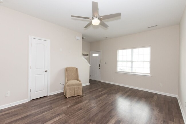 Building Photo - Ready to live close to the beach?