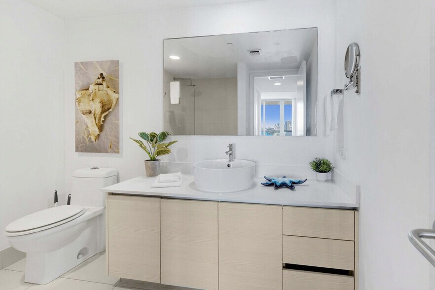 Building Photo - 2602 E Hallandale Beach Blvd