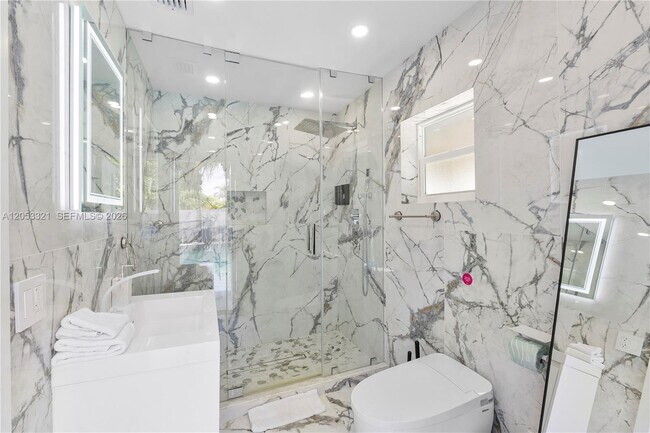 Building Photo - 3261 Seaward Dr