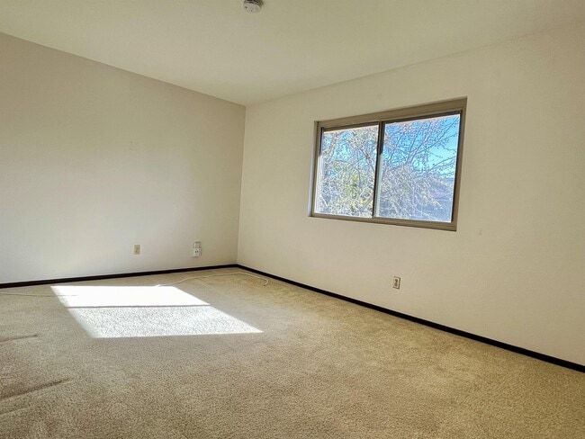 Building Photo - 3105 Blenkarne Dr