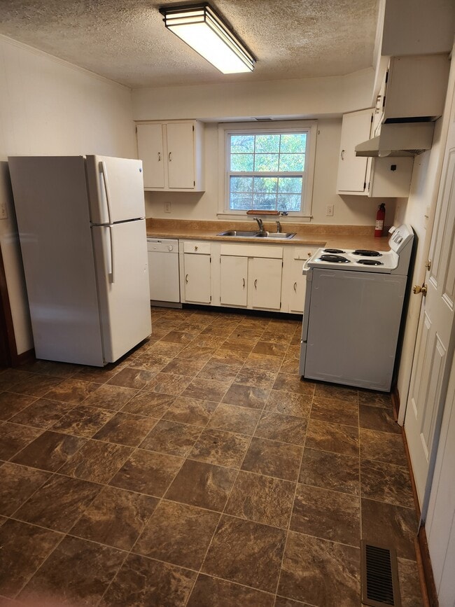 Building Photo - 638 Sunview Dr