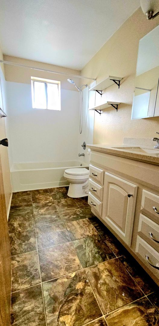 Building Photo - Cedar St. 2bed/1.5 bath duplex - Recently ...