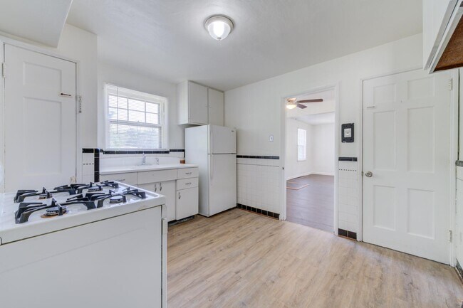Building Photo - 7150 Manette Dr