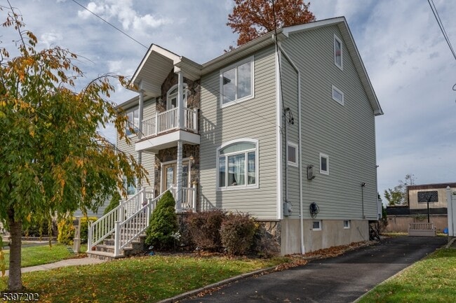 Building Photo - 27 Evergreen Ave