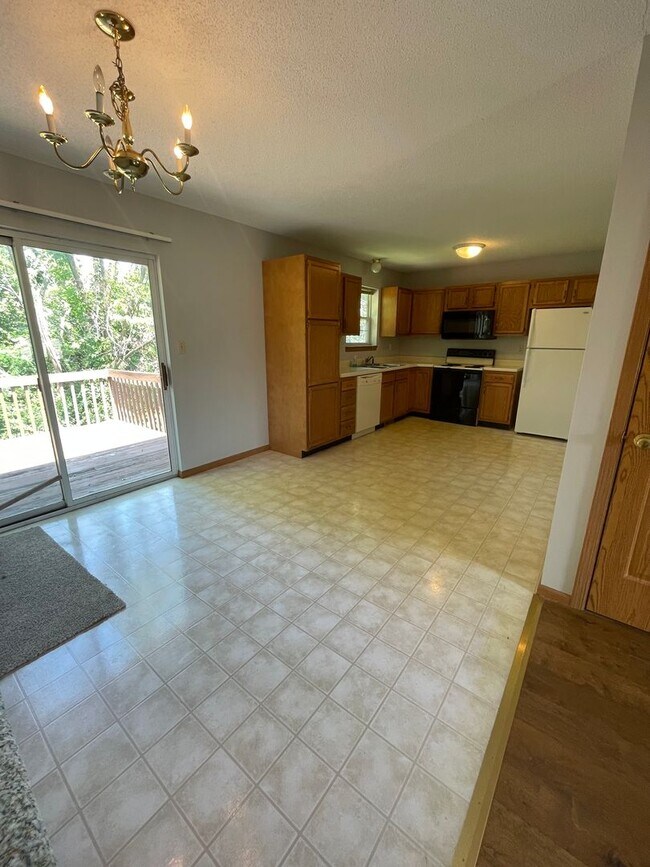 Building Photo - 3 bed/2 bath single- family home