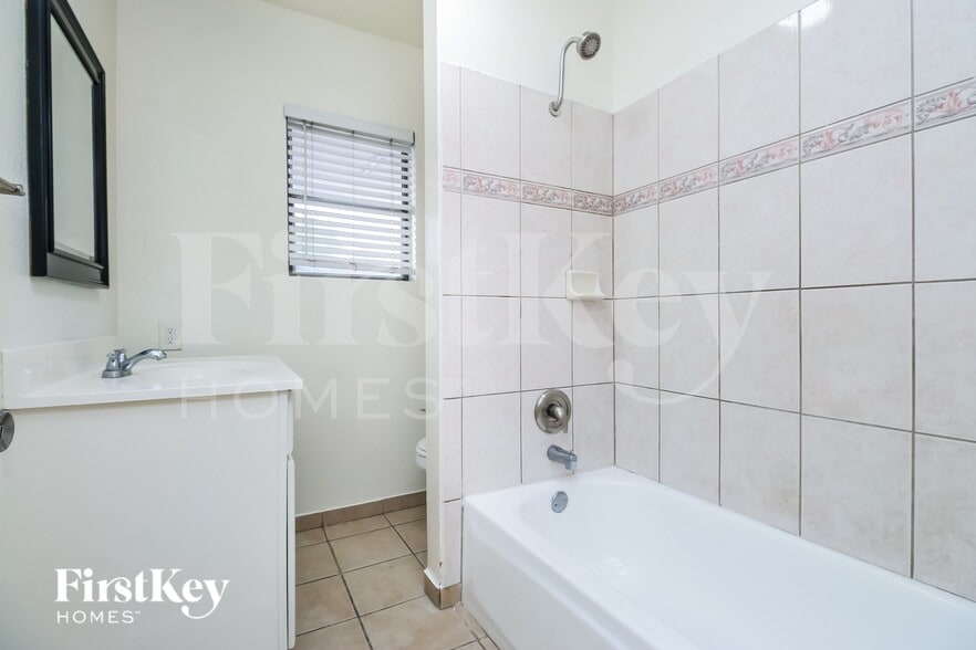 Building Photo - 3250 N 26th Pl