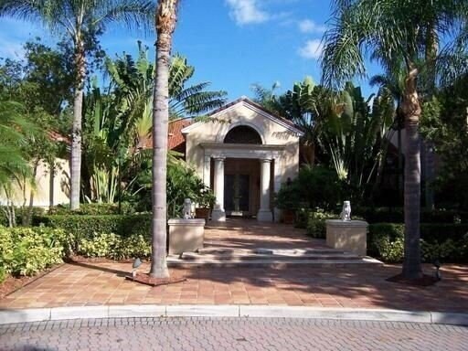 Building Photo - End unit with private side entrance!