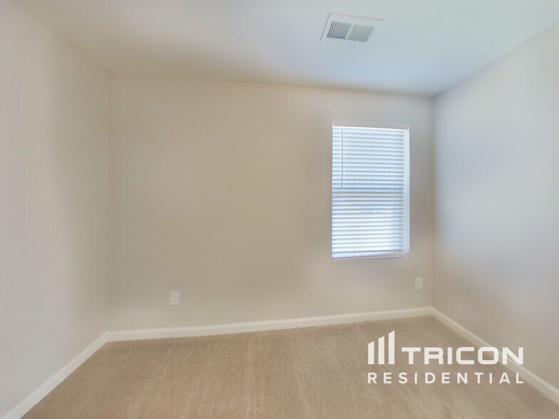 Building Photo - 127 Coddington Ln