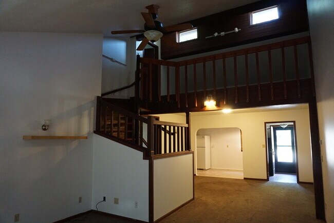 Building Photo - 2 BEDROOM HOUSE