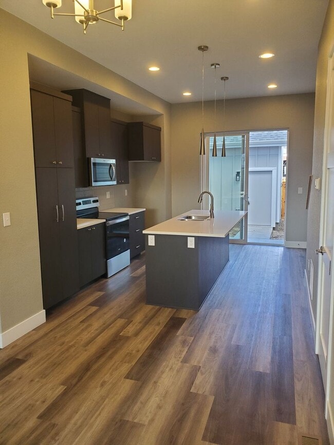 Building Photo - Beautiful and Updated 2BR Townhome With At...