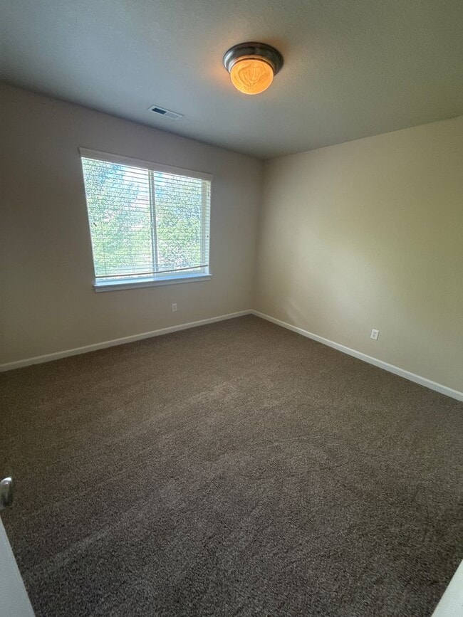 Building Photo - DOG CONSIDERED!! 3 Bdrm House, Gas Heat/Fi...