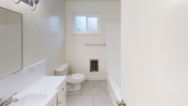 Building Photo - Reno Hoover Apartments..Beautiful, Spaciou...