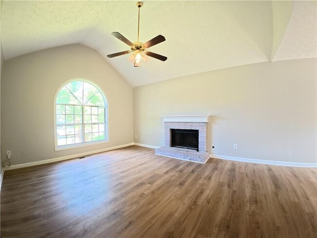 Building Photo - 2575 Overlake Dr