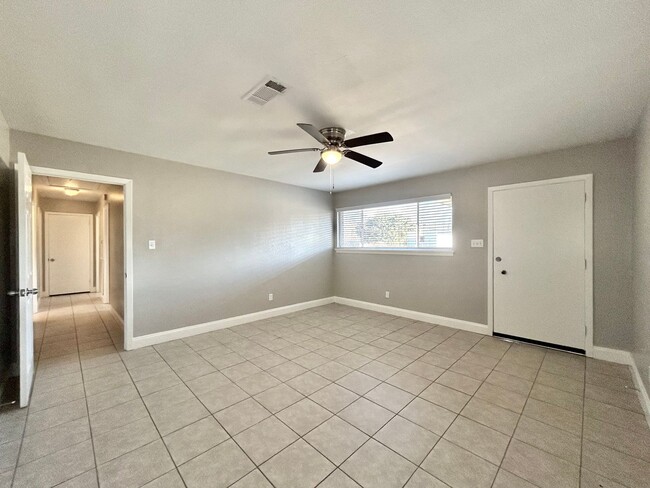 Building Photo - CENTRAL 3BR Private home!  Discounted Move...