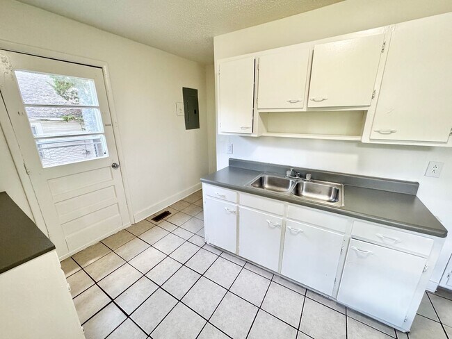 Building Photo - Statesville - 3BR/1BA