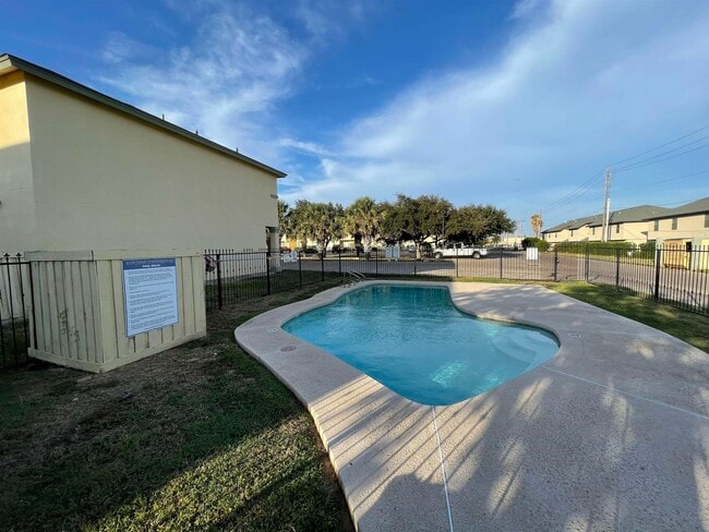 Building Photo - 1000 Ranchway Dr
