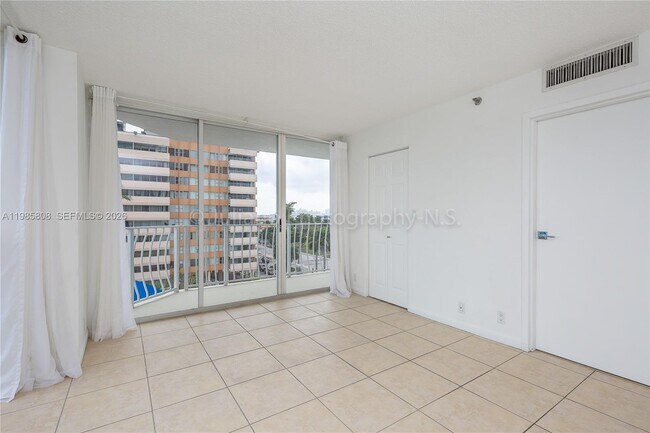 Building Photo - 7601 E Treasure Dr