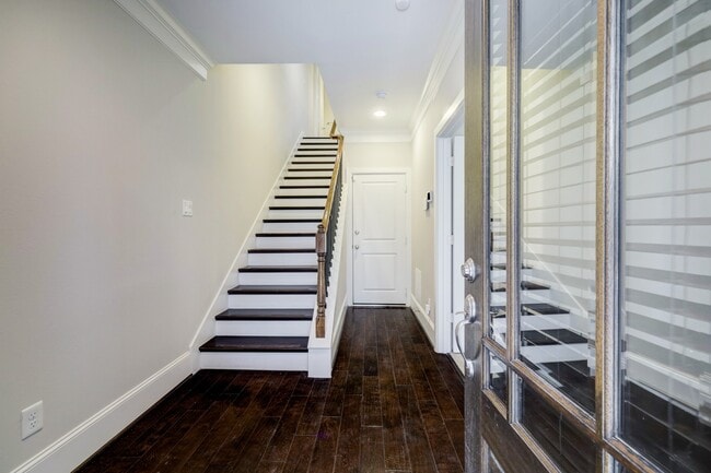 Building Photo - 726 N Shepherd Dr