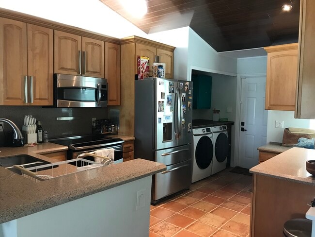 Building Photo - 1812 Edgewater Dr