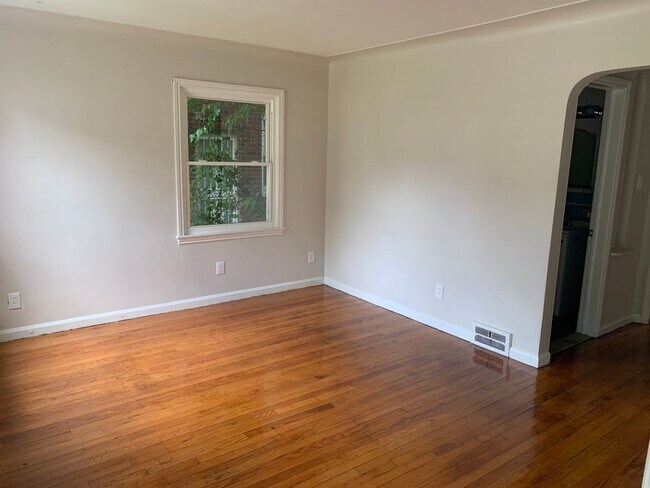 Building Photo - 2 bed 1.5 bath SFH Now Available!