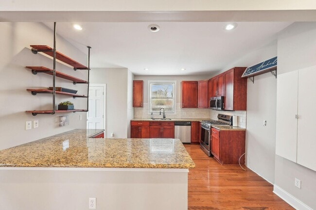 Building Photo - 565 Lathrop St