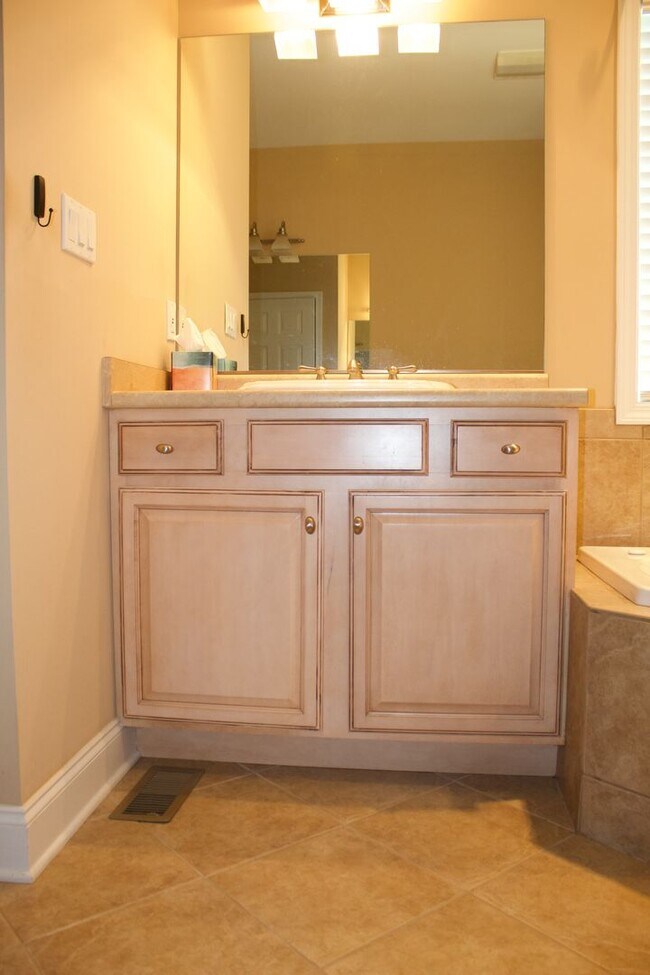 Building Photo - For Rent - Charming 3BR/2BA Home in Macken...