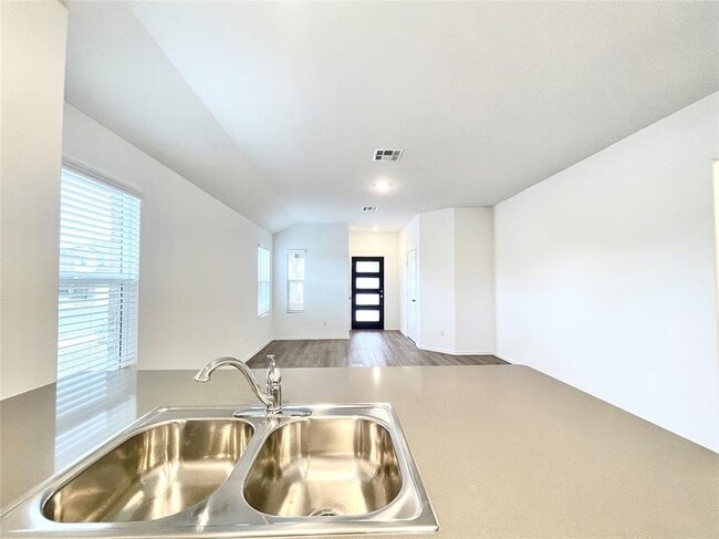 Building Photo - 305 Milliner Lp