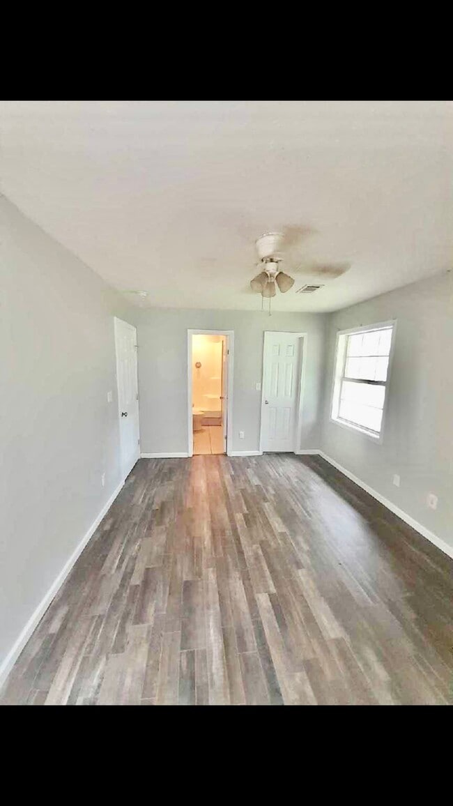 Building Photo - 213 College Ave