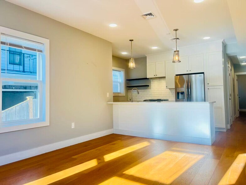 Building Photo - 19 Plymouth St