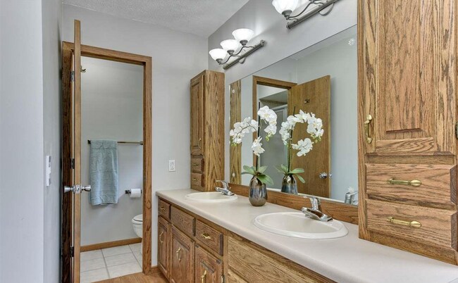 Building Photo - 4 Bedroom in Eldorado!!