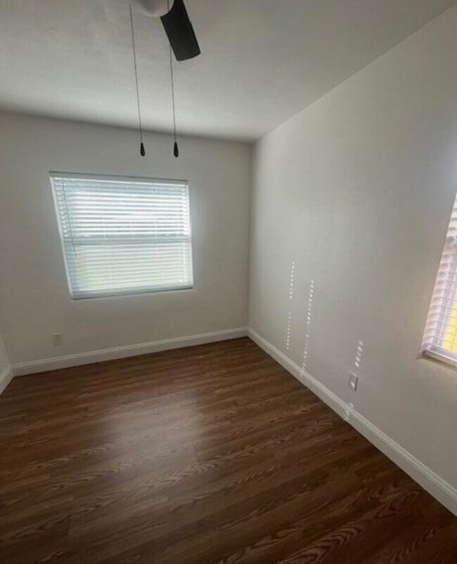 Building Photo - 2713 Silver Lake Dr