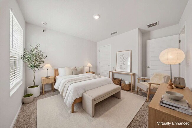 Building Photo - Huge 4 bedroom 2 bathroom home in Southwood