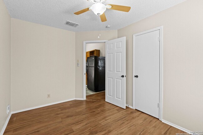 Building Photo - Nicely Updated 3-Bedroom in Northwest Cros...