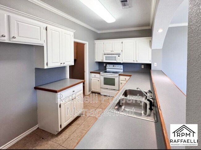 Building Photo - 6 Fernwood Dr