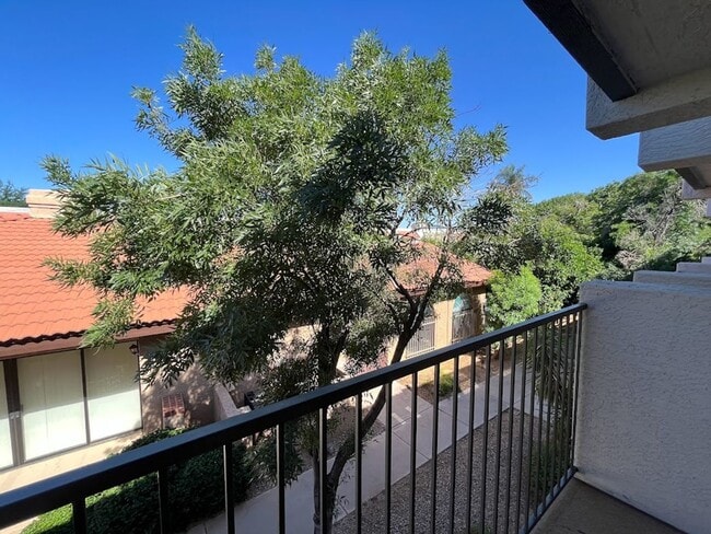 Building Photo - Two bdrm Townhome for RENT in Paradise Val...
