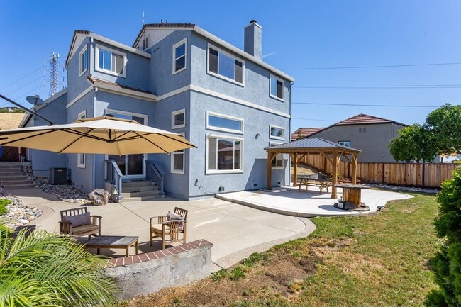 Building Photo - Gorgeous 4 Bedroom with SOLAR in Shadow Lakes!