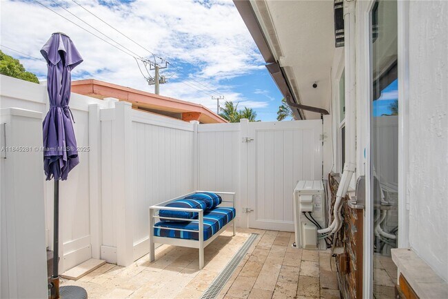 Building Photo - 4561 Poinciana St