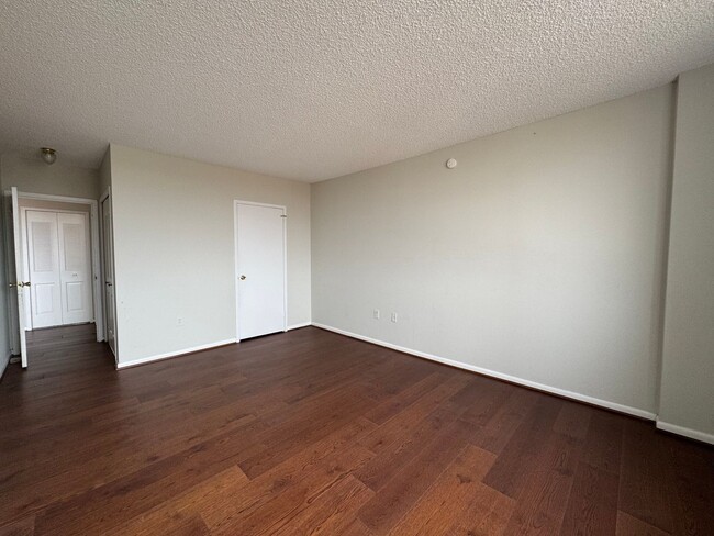 Building Photo - Bright and Spacious 1 Bed 1 Bath Condo Wit...